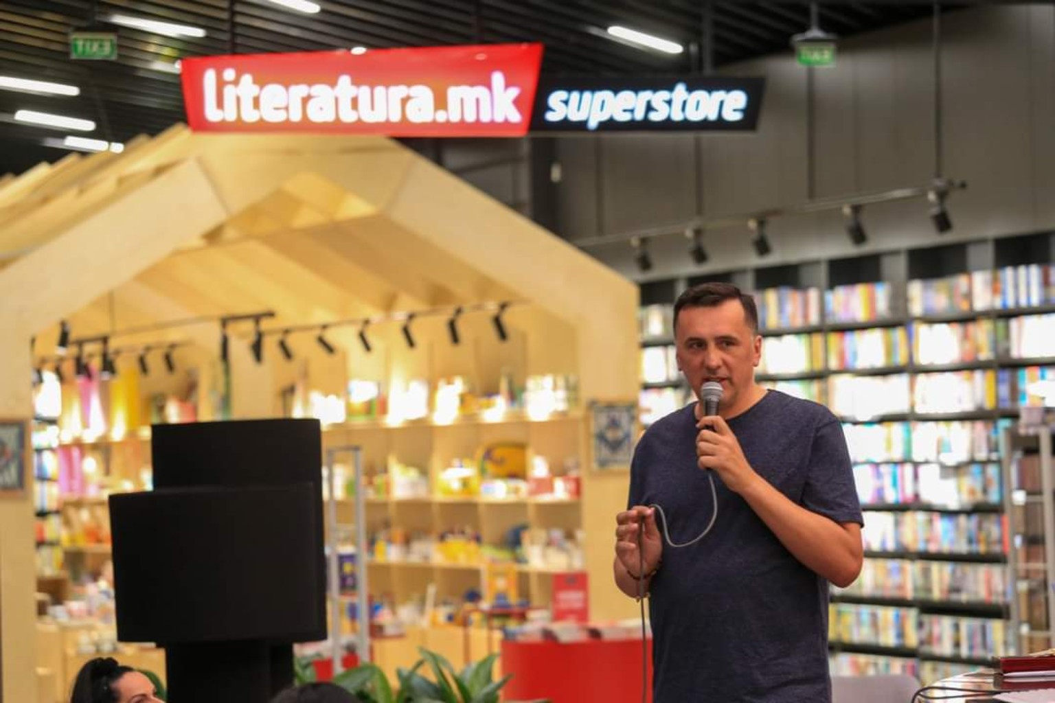 Ivan Lapčević govori na književnom događaju